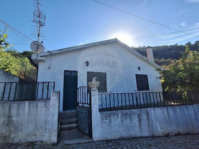 Moradia T2 à venda em Aricera e Goujoim, Armamar RE/MAX Portugal