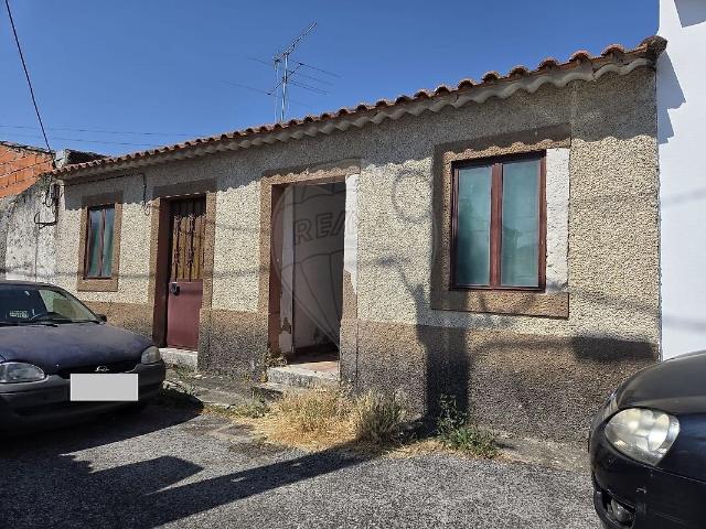 Moradia T2 à venda em Brogueira, Parceiros de Igreja e Alcorochel, Torres Novas RE/MAX Portugal