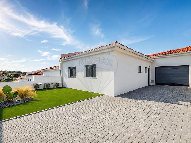 Moradia T2 à venda em Golpilheira, Batalha RE/MAX Portugal