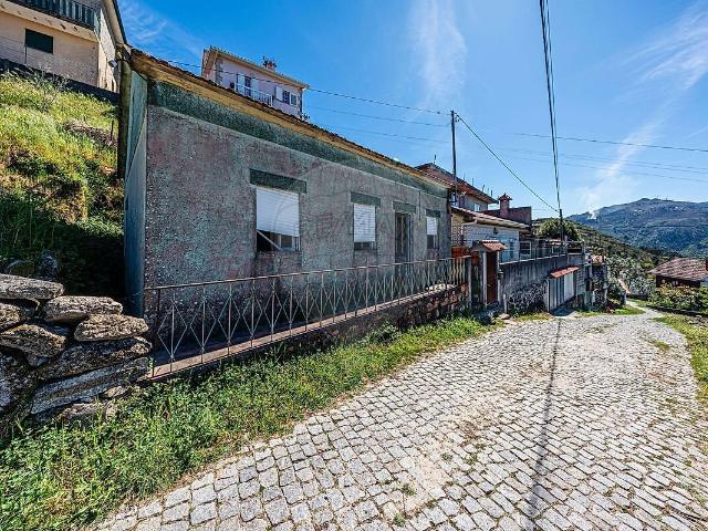 Moradia T2 à venda em Ferreiros de Tendais, Cinfães RE/MAX Portugal