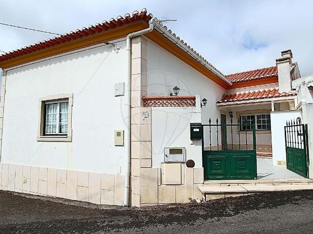 Moradia T2 térrea com pátio e churrasqueira, no centro da Ma. 130m² Miragaia e marteleira