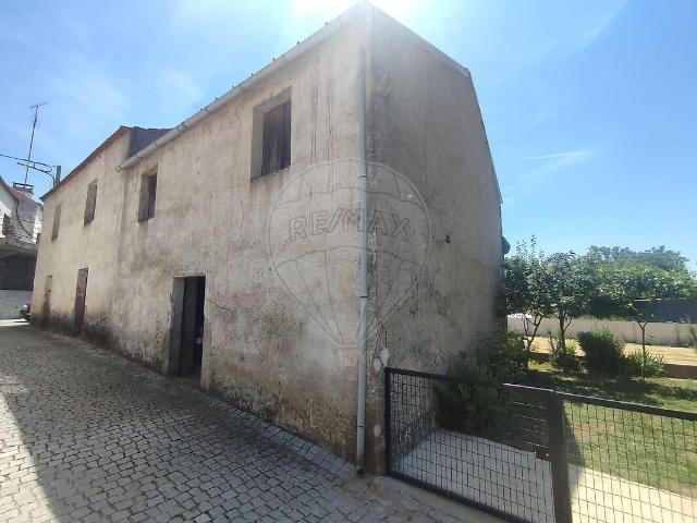 Moradia T2 à venda em Sabugal e Aldeia de Santo António, Sabugal RE/MAX Portugal