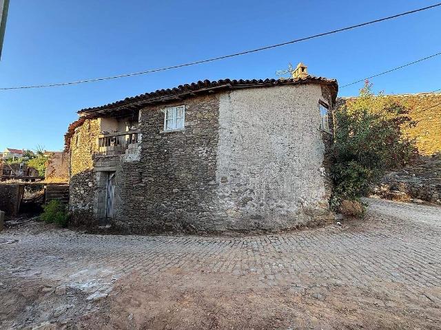 Moradia T2 à venda em Sambade, Alfândega da Fé RE/MAX Portugal