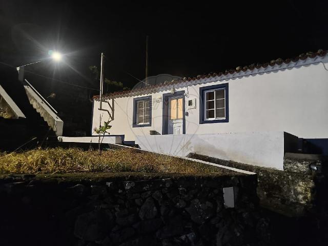Moradia T2 à venda em Santa Bárbara, Vila do Porto RE/MAX Portugal