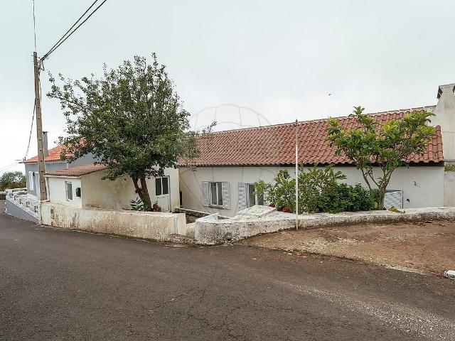 Moradia T2 à venda em Santa Bárbara, Angra do Heroísmo RE/MAX Portugal