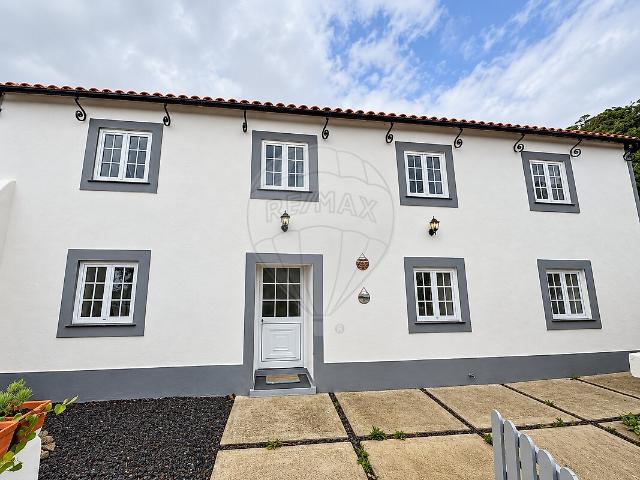 Moradia T2 à venda em Posto Santo, Angra do Heroísmo RE/MAX Portugal