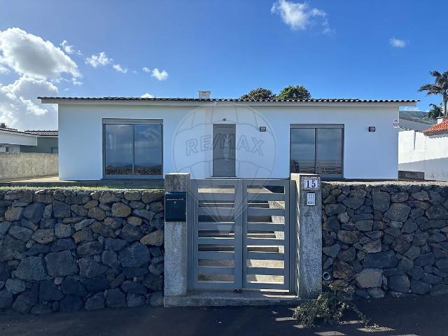 Moradia T2 à venda em Praia da Vitória Santa Cruz, Praia da Vitória RE/MAX Portugal