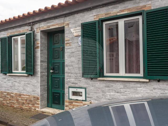 Moradia T2 à venda em Vila de São Sebastião, Angra do Heroísmo RE/MAX Portugal