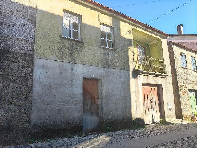 Moradia T2 à venda em Vila Nova de Paiva, Alhais e Fráguas, Vila Nova de Paiva RE/MAX Portugal