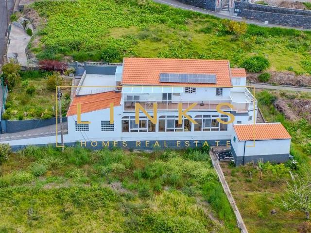 Moradia T2 + Apartamento T3 com Alojamento Local Ativo – Estreito da Calheta, Madeira