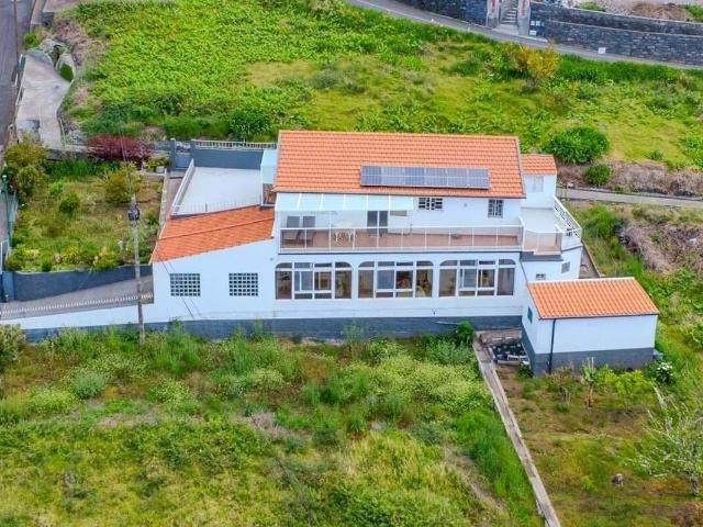 Moradia T2 + Apartamento T3 com Alojamento Local Ativo – E. 285m² Estreito Da Calheta