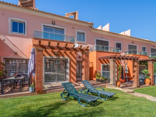 Moradia T2 Áreas Amplas, Piscinas, Garagem Fechada e Estac. 130m² Albufeira e Olhos de Água