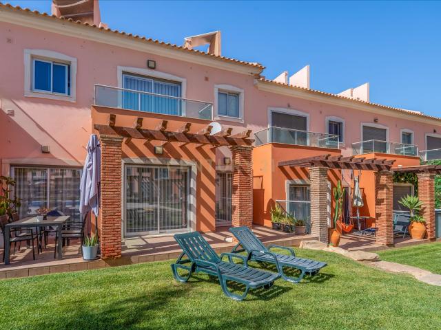 Moradia T2 Áreas Amplas, Piscinas, Garagem Fechada e Estac. 130m² Albufeira e Olhos de Água