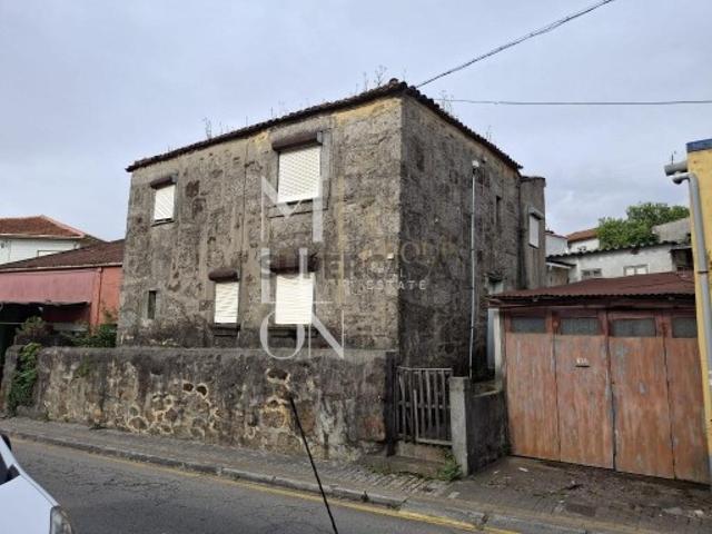 Moradia T2 bifamiliar com grande potêncial e excelente localização