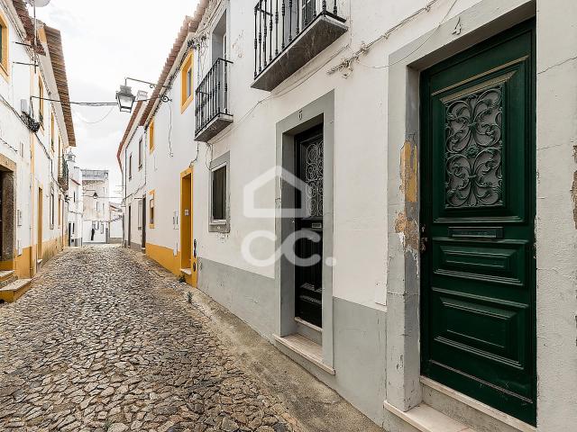 Moradia T2 Bifamiliar de 1º Andar no Centro Histórico de Évora