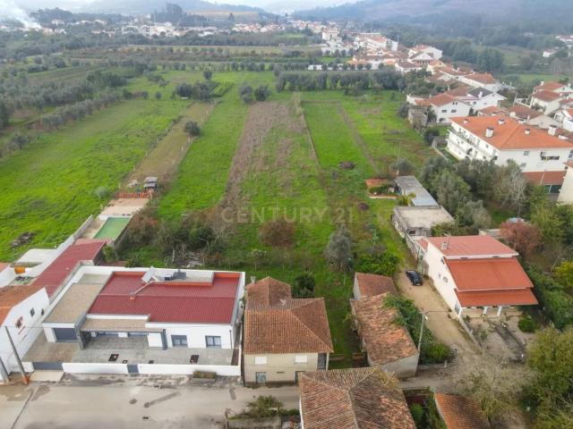 Moradia T2 C/ extenso terreno