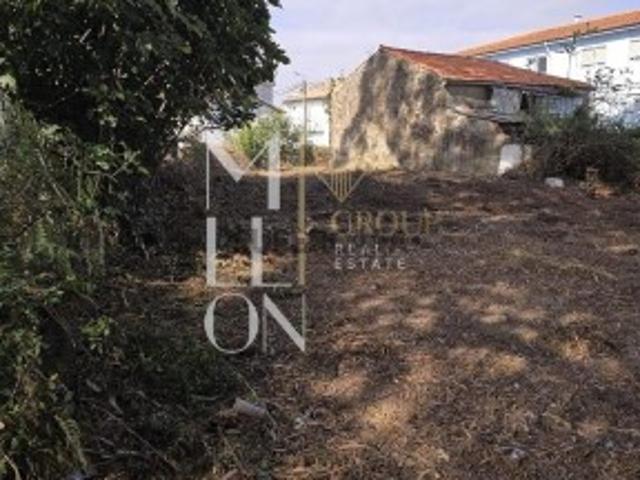 Moradia T2 com 445m² de Terreno em Canelas Excelente Potencial