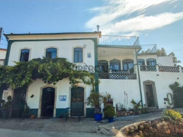 Moradia T2 com 230 m² de área útil e outro artigo urbano com anexo. Penela