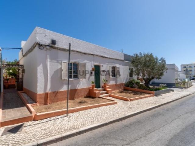 Moradia T2 com 297 m² de Terreno, Amplo Logradouro e Rooftop | Quelfes Olhão
