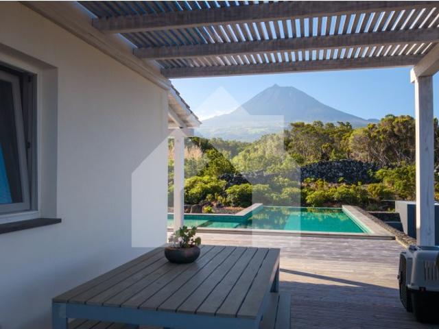 MORADIA T2 COM T0 E PISCINA ARCOS, SANTA LUZIA