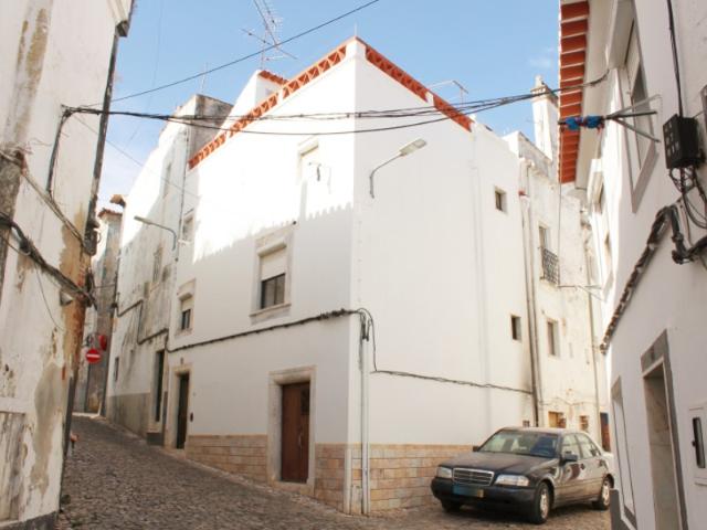 Moradia T2 com terraço em plena zona histórica de Estremoz