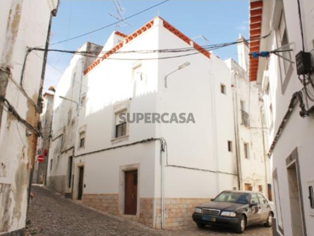 Moradia T2 com terraço em plena zona histórica de Estremoz