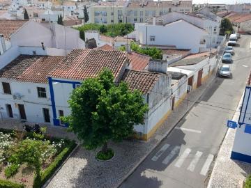 Moradia T2 com terraço em zona central de Vila Viçosa