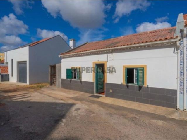 Moradia T2 com Terraço, Quintal e Vista Rio no Casal das Figueiras, Setúbal