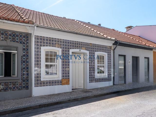 Moradia renovada a 1 minuto da praia com terraço