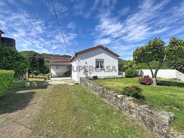 Moradia T2 com Terreno de 3.300 m² em Vilar de Mouros