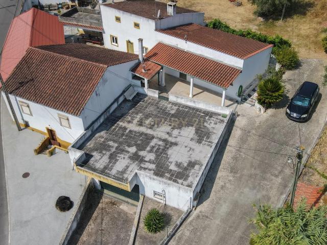 Moradia T2 com Terreno 7600m2, Tomar
