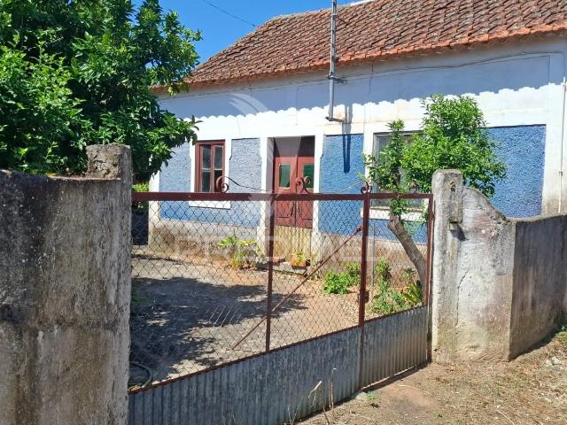 Moradia T2 com anexos e terreno em Arneiro das Milhariças