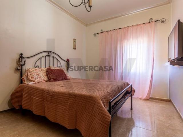 Moradia T2 com Aproveitamento de Sótão | Terreno 927 m² | Garagem e Piscina | Covas de Coina