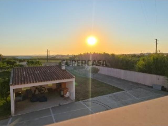 Moradia T2 com aproveitamento de sótão, anexo T0 e excelente localização em Ferrel, Peniche