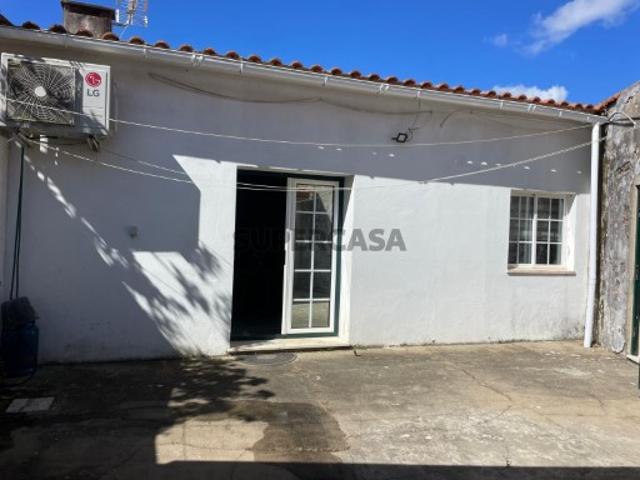 Moradia T2 com Armazém e Espaço Exterior em Santiago do Cacém