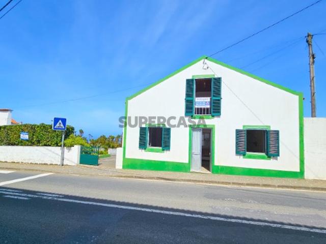 Moradia T2 com entrada lateral e garagem