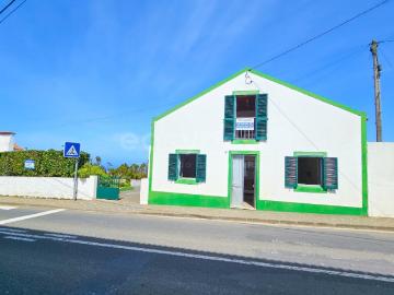 Moradia T2 com entrada lateral e garagem