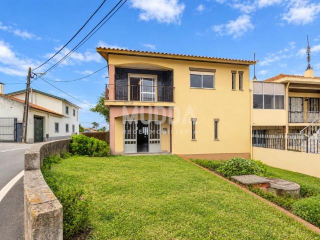 Moradia T2 com Espaço Comercial e Área Exterior em Canelas, Estarreja – Uma Oportunidade Única!