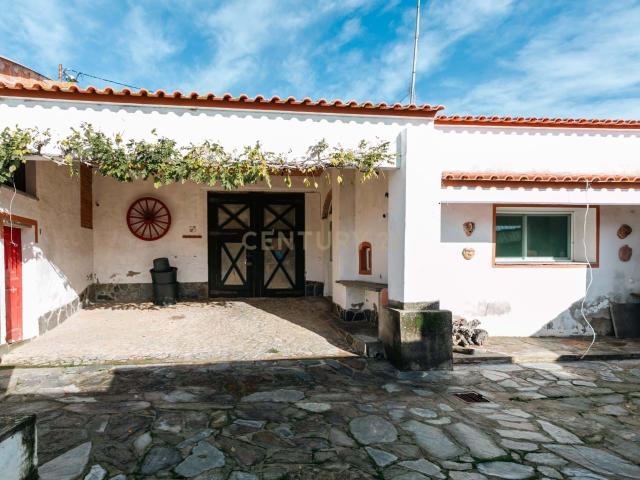 Moradia T2 com Espaço Exterior na Zona Histórica de Mourão Alentejo
