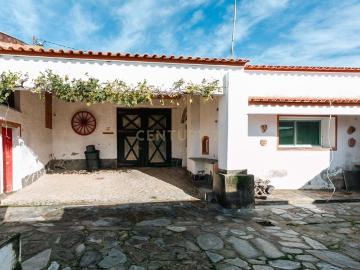 Moradia T2 com Espaço Exterior na Zona Histórica de Mourão Alentejo