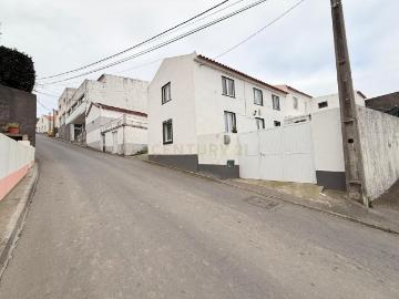 Moradia T2 com Espaços Amplos e Localização Privilegiada