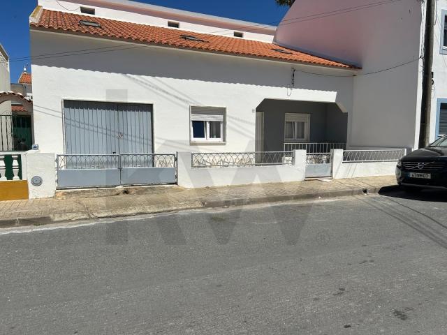 Moradia T2 com garagem, aproveitamento de sótão e amplo quintal em Vila Nova de Milfontes