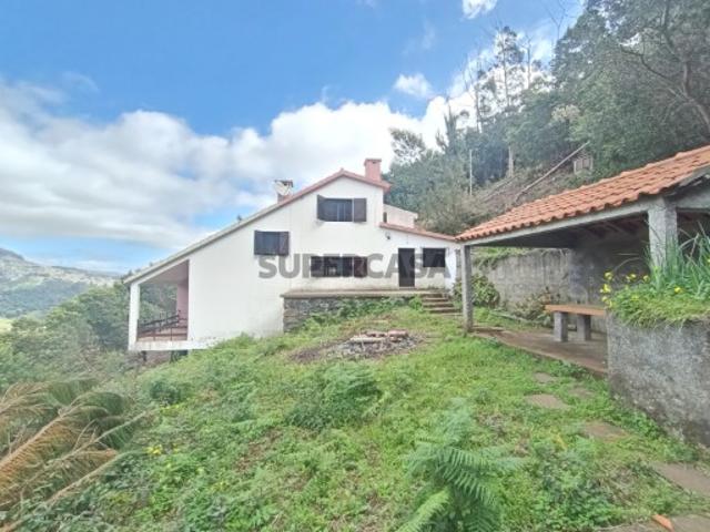 Moradia T2 com garagem, churrasco e terreno e vista serra