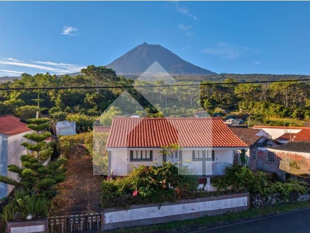 MORADIA T2 COM GARAGEM E AMPLO TERRENO SANTA LUZIA, SÃO ROQUE DO PICO