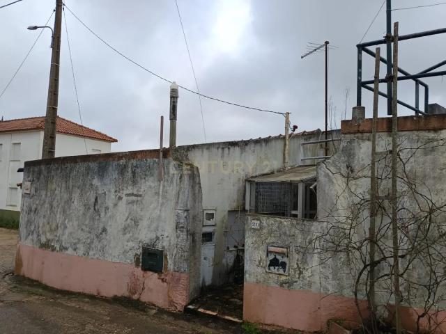 Moradia T2 com Garagem em Carvoeira e Carmões