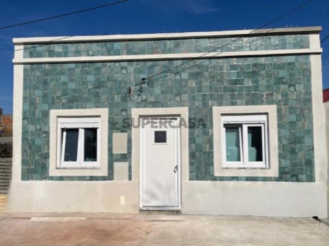Moradia T2 com logradouro no Bairro Santos Nicolau