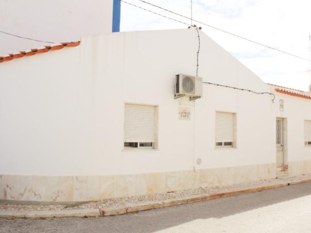 Moradia T2 com logradouro e terraço em Bencatel