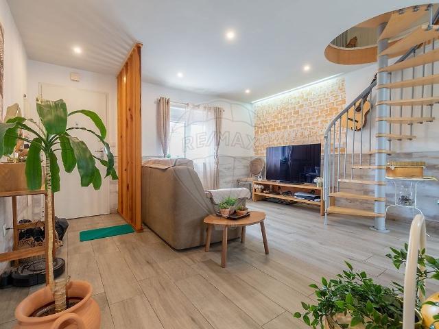 Moradia T2 com logradouro, situada em Vale de Figueiras, em. 102m² Camarate, Apelação e Unhos