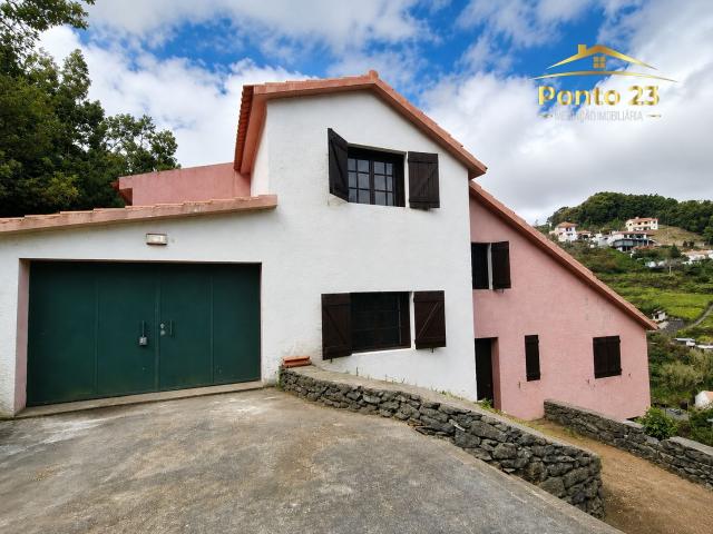 Moradia T2 com Lote de 4.636 m², Garagem e Churrasqueira. Camacha, ilha da Madeira