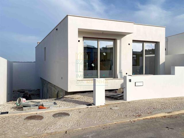 Moradia T2 com Piscina e Garagem em Salir do Porto – Confort. 100m² Tornada e Salir do Porto